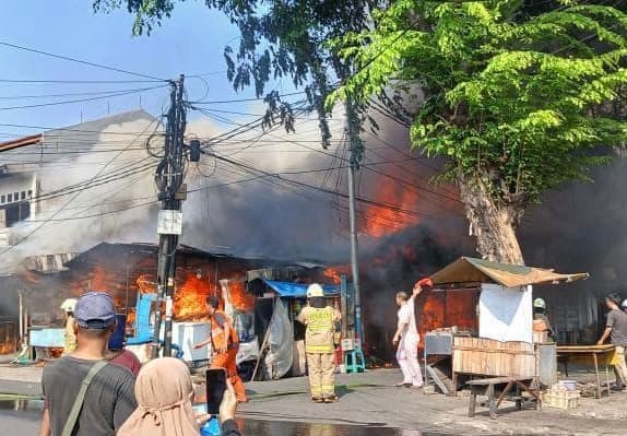 Belasan-Kios-di-Pasar-Ampera-Jaktim-Hangus-Terbakar,-Kerugian-Mencapai-800-Juta
