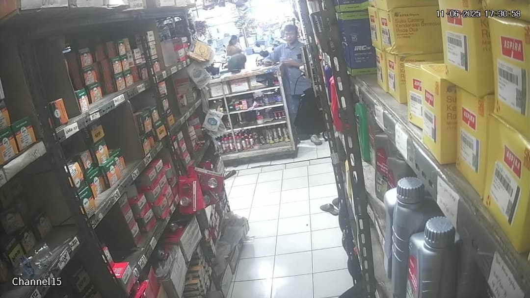 Pura-pura-Jadi-Pembeli,-Seorang-Pria-Terekam-CCTV-Mencuri-Hp
