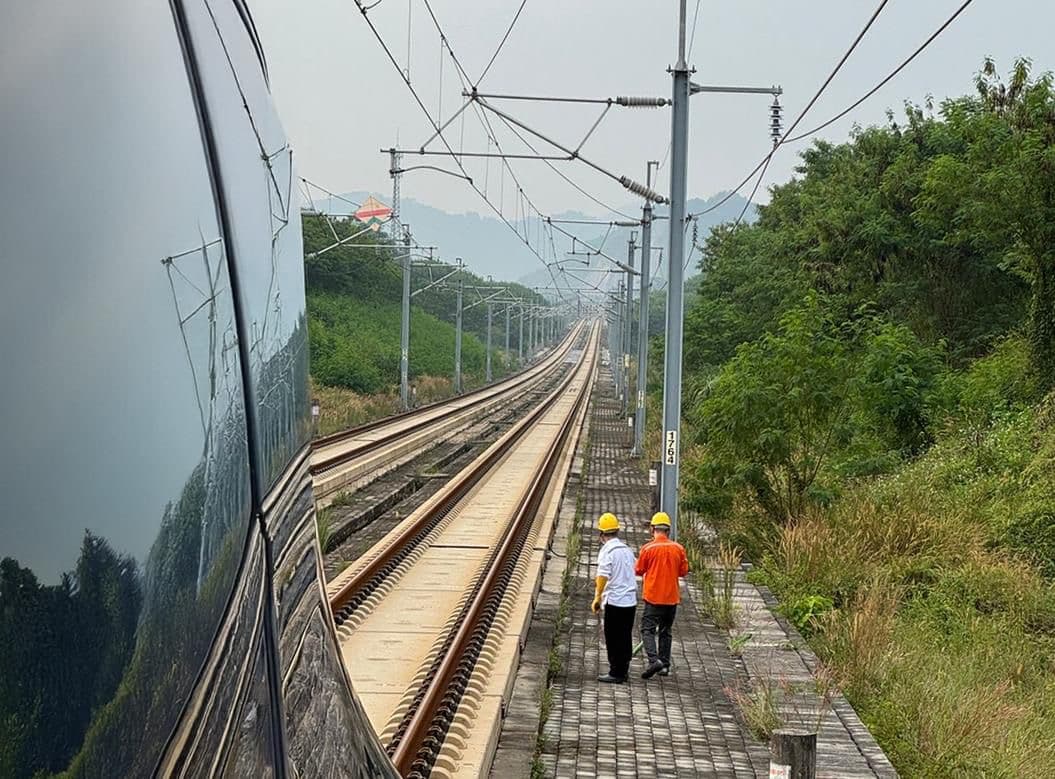 Main-Layang-layang-Dekat-Rel,-Kereta-Cepat-Whoosh-Alami-Gangguan-Puluhan-Kali