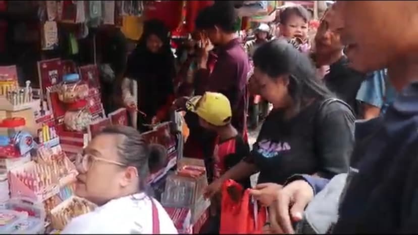 Jelang-Tahun-Ajaran-Baru,-Pasar-Mester-Jatinegara-Diserbu-Pemburu-Perlengkapan-Sekolah