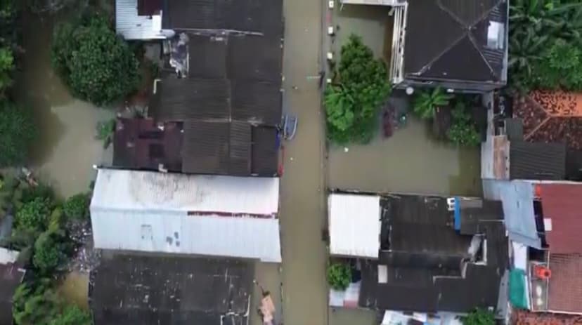 Kiriman-Air-dari-Bogor,-Banjir-Rendam-Bidara-Cina-Lebih-dari-Satu-Meter