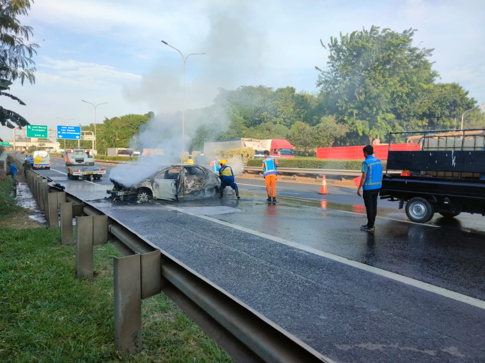 Kecelakaan di Tol JORR, Sedan Terbakar Hebat Usai Tabrak Truk.jpg