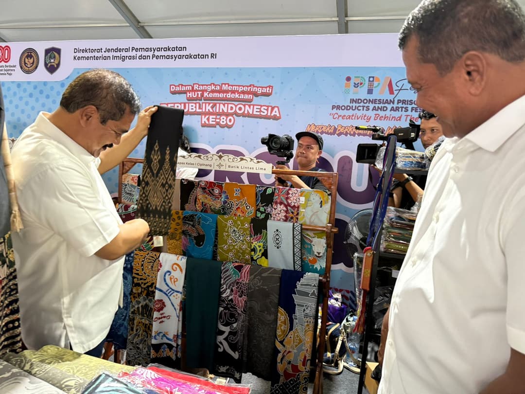 Karya-Warga-Binaan-Cipinang-Bersinar-di-IPPAFest-2025,-Batik-Lintas-5-Diborong-Menteri-Imipas