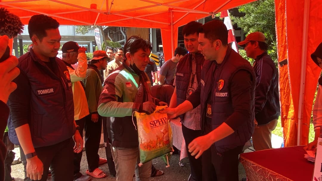 Polda-Metro-Jaya-Hadirkan-Pangan-Murah-Pasca-Kerusuhan,-Warga-dan-Driver-Ojol-Antusias