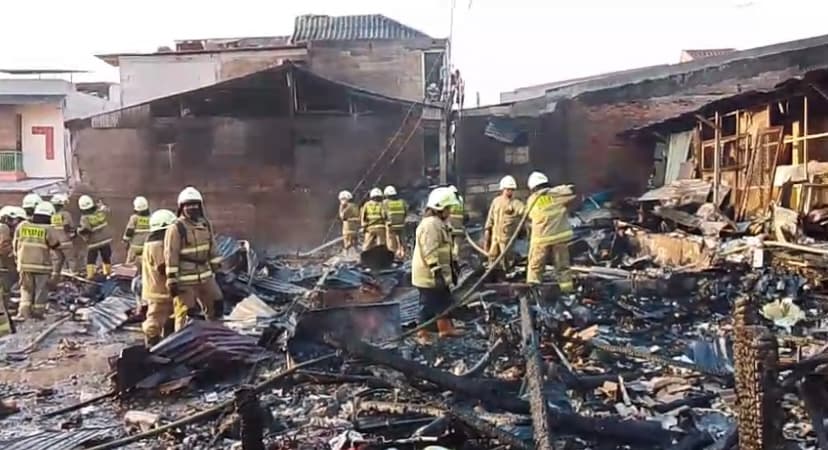 Kebakaran-Hebat-di-Jakarta-Timur,-Api-Hanguskan-Bangunan-Semi-Permanen-dan-Barang-Bekas