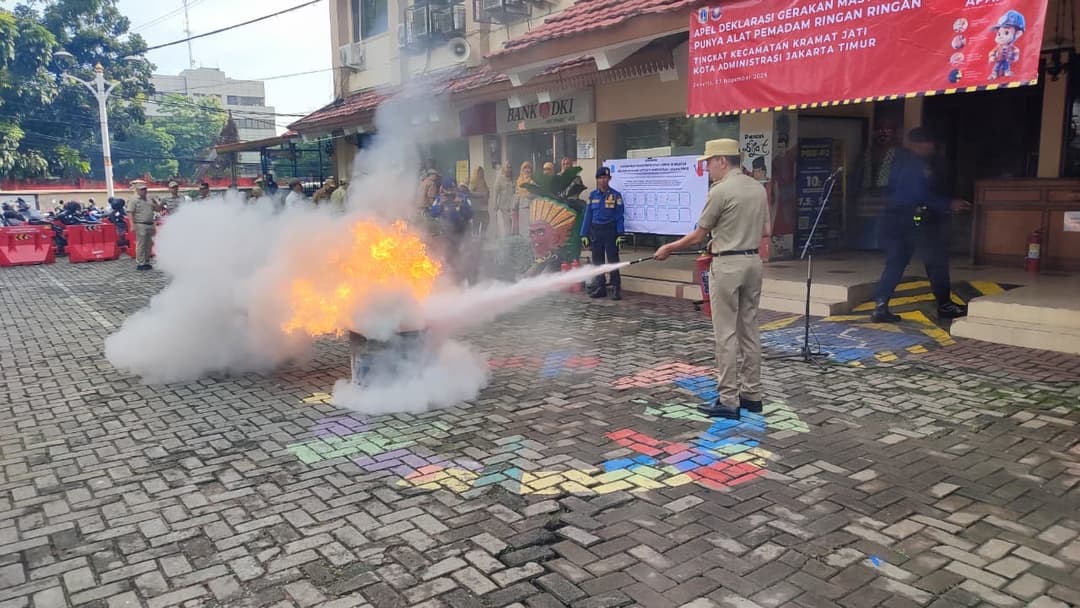 Kecamatan-Kramat-Jati-Deklarasikan-GEMPAR,-Dorong-Warga-Miliki-Alat-Pemadam-Api-Sendiri
