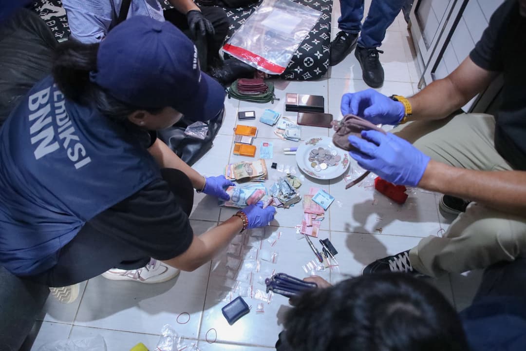 BNN-dan-Polri-Gerebek-Kampung-Ambon,-Delapan-Tersangka-Diamankan-dan-Ratusan-Gram-Sabu-Disita