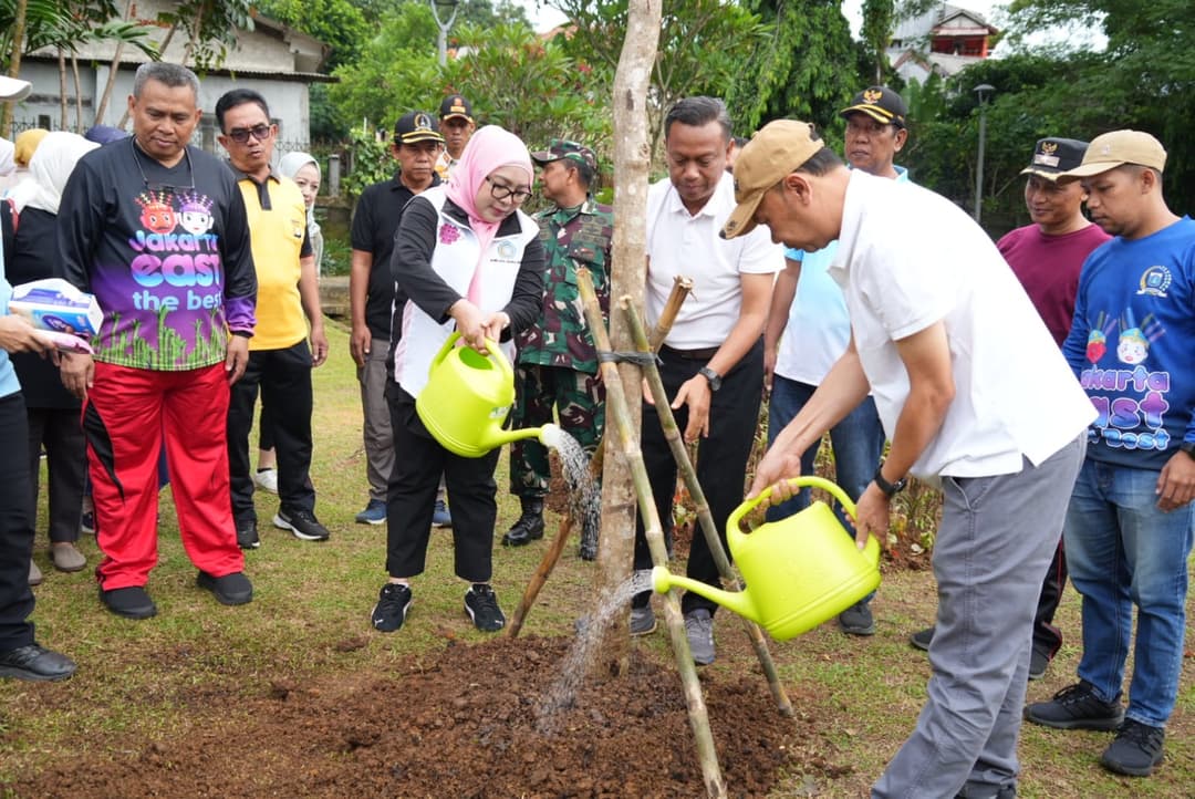 Jaga-Kualitas-Udara,-Pemkot-Jaktim-Perbanyak-Tanaman-di-Taman-Bluntas