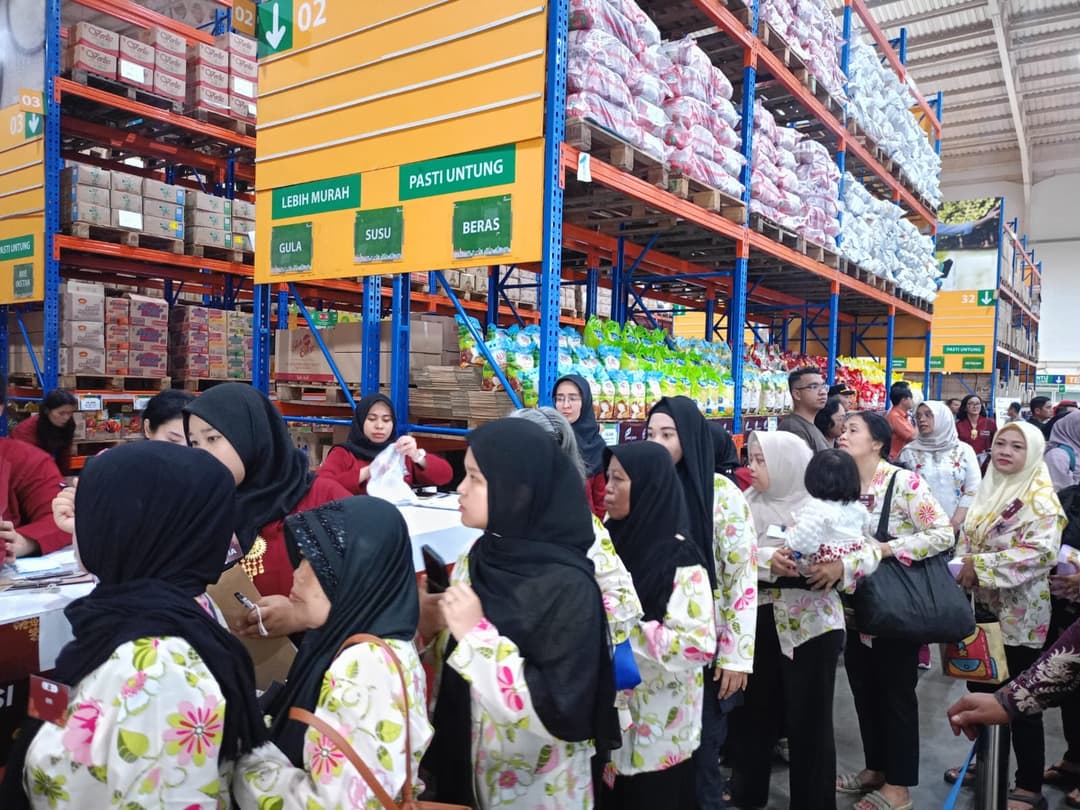 Perempuan-Pengupas-Bawang-di-Pasar-Induk-Kramat-Jati-Dapat-Santunan-dari-KKJ-dan-BIP-Pasar-Jaya