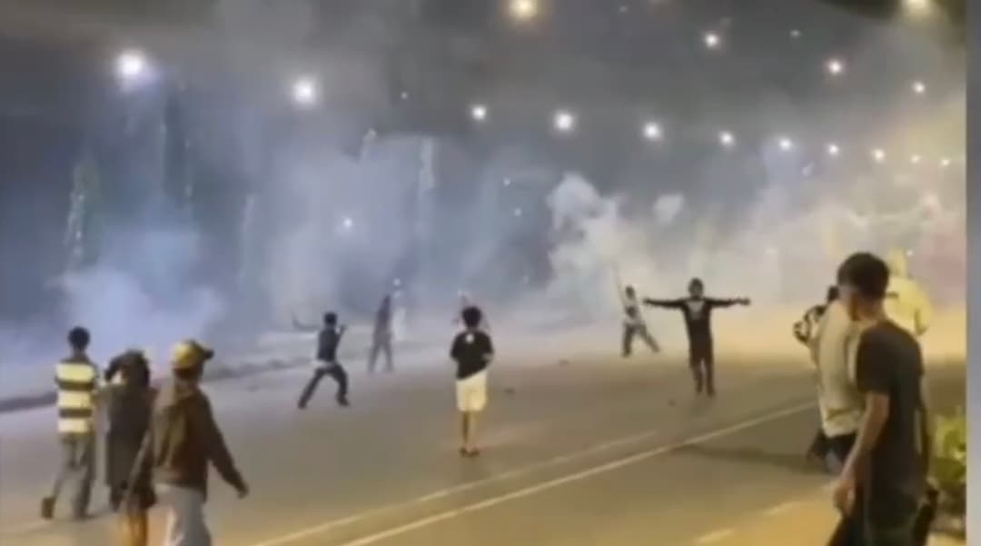 Tawuran-Pemuda-Ganggu-Arus-Lalu-Lintas-di-Jatinegara,-Polisi-Temukan-Botol-Diduga-Bekas-Air-Keras