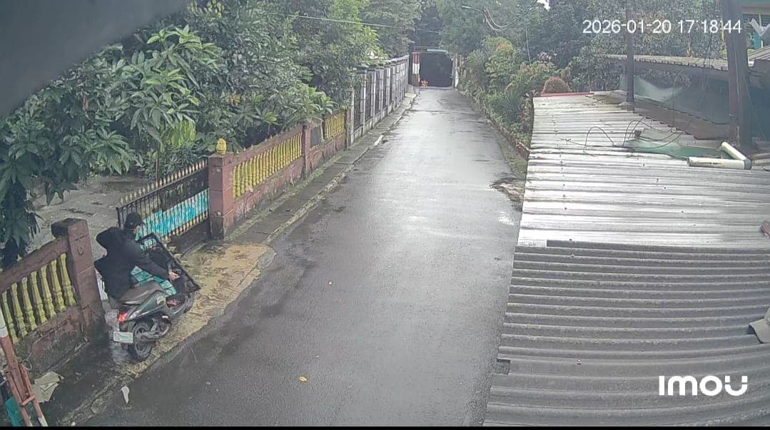 Pintu-Pagar-Rumah-di-Cipayung-Dicuri,-Aksi-Pelaku-Terekam-CCTV