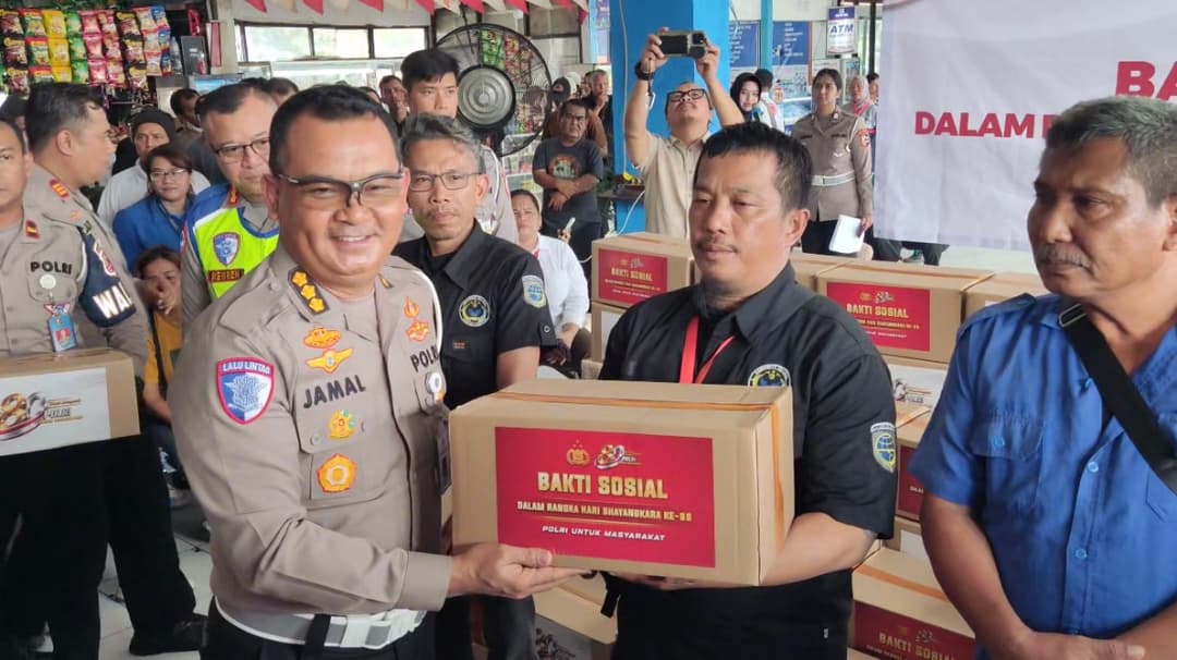 Ratusan-Sopir-hingga-Porter-Terminal-Kampung-Rambutan-Terima-Bansos-HUT-Bhayangkara-ke-80